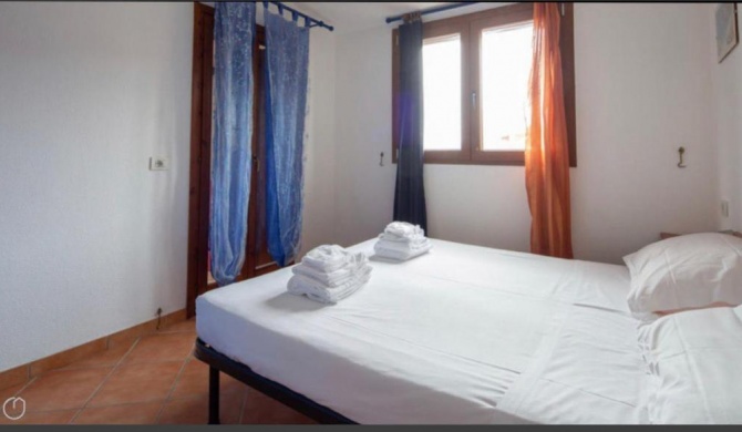 Airport-Port-Commercial Center-Trilo-3 indipendent rooms at 5 minutes by walk from bus to beaches & city of olbia and 25 min by walk to Airport Azzurro
