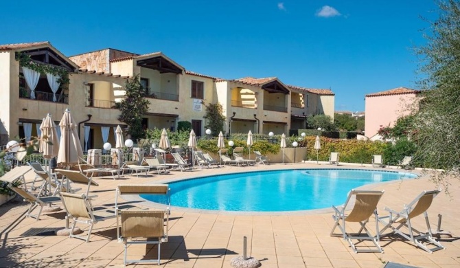Two-room apartment facing the pool in an elegant setting just 2 km from the sea