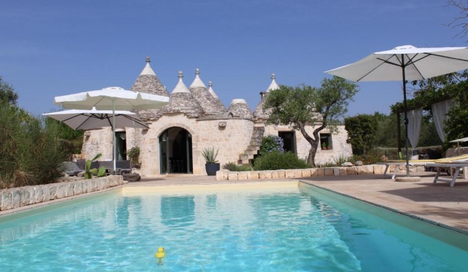 Ostuni,trullo fiabesco con piscina