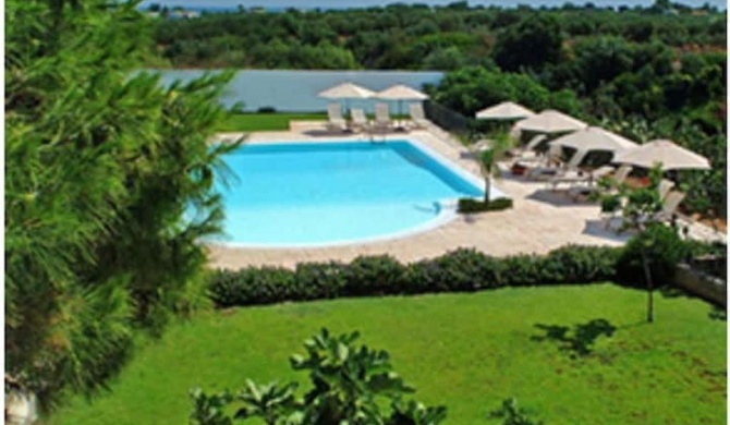 Room in BB - Spacious triple room in ancient Masseria near the sea in a quiet olive trees