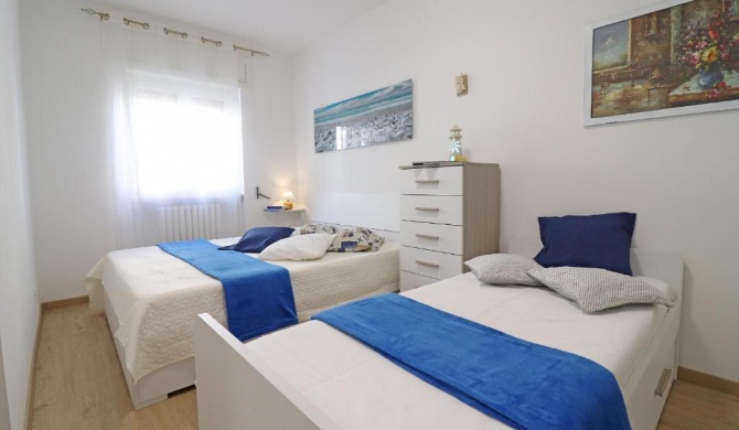 Holiday Apartment With Wi-fi, Air Conditioning And Balcony; Pets Allowed