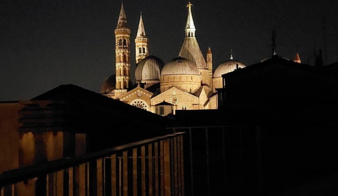 SubitoSanto Bilocale Gigliola 9A - Con terrazzo esclusivo Vista cupola Basilica di Sant'Antonio-