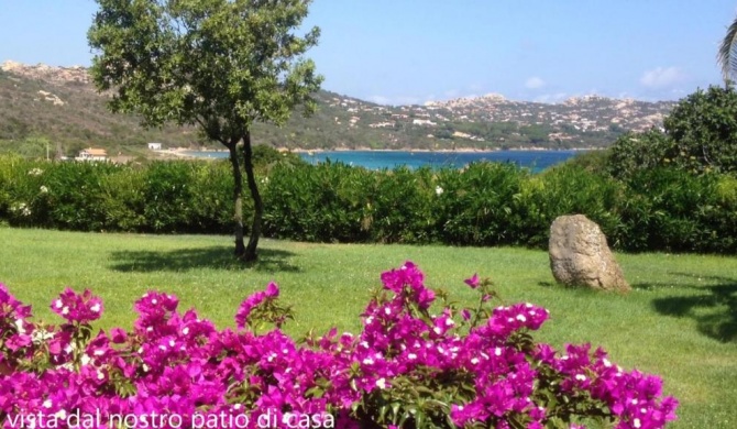 Il Bouganville a 150m dalla spiaggia con vista sulla splendida baia di Porto Raphael