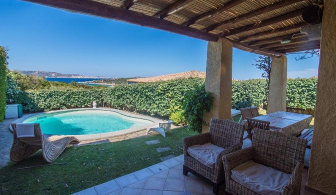 Villa con Piscina e Vista Mare