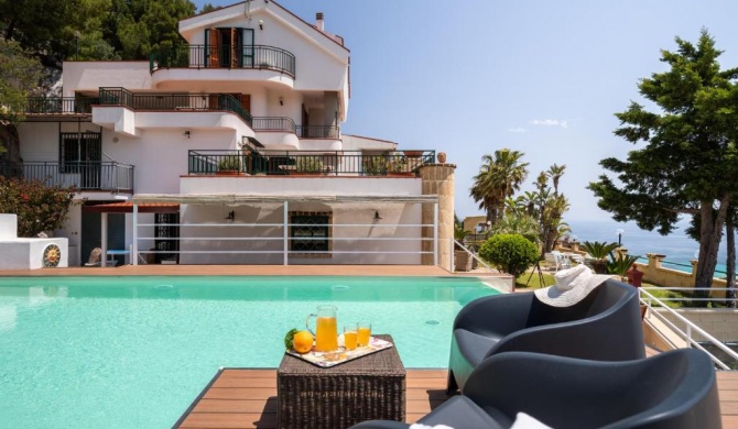 Villa vista mare con piscina privata a Mondello