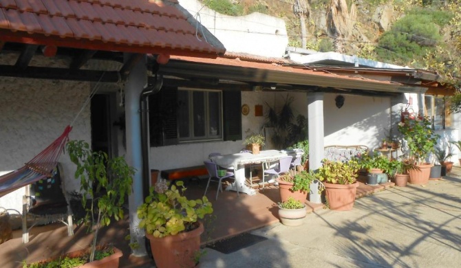 One bedroom house at Palmi 100 m away from the beach with sea view furnished terrace and wifi